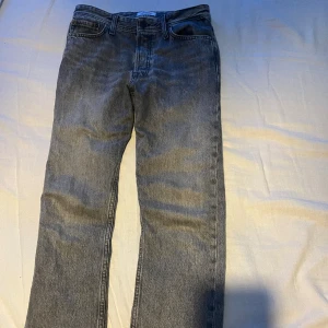 Grå jeans  - Säljer dessa ljus grå jeans från Jack & Jones. Ett okej skick, tvättas innan. Modellen är lite mer åt straight hållet. 