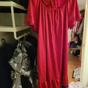 Röd silkeskläning med svart spets