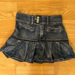 Kjol - Jeanskjol i storlek xs men skulle säga att den är en storlek s 