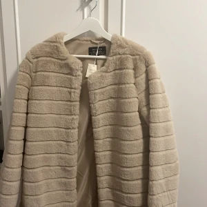 Helt ny päls jacka som jag köpte för 500 i någon butik i Tyskland. - Helt ny skick rosa beige färg, skön och mysig, aldrig använt.