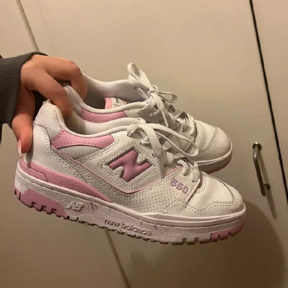 rosa new balance 550. Så himla fina verkligen och säljs inte längre, nypris ca 2000kr. Säljer då jag köpte här på plick men de var för små för mig som vanligtvis har 38,5. Använd fåtal gånger (se bilder)💘 första bilden är lånad💗. Skor.