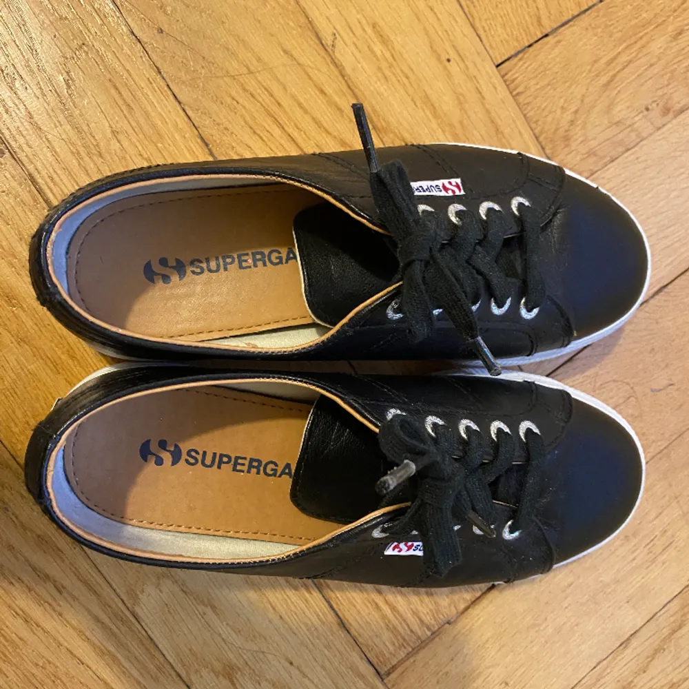 Superga 2790 Full Platform i äkta skinn. Fina platform sneakers i storlek 36. Snörena är avkortade, du kan lätt byta ut dem mot längre om du vill. Upplever dem stora i storleken.  I fint använt skick!. Skor.