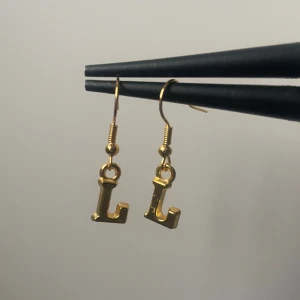 #003 örhängen💓 - Snygga bokstavs örhängen! Finns i alla bokstäver i både guld och silver. Säljs i par för 25kr eller styck för 15kr.