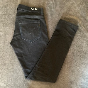 Dondup George  - Tja!!! Säljer ett par helt nya Dondup George🔥 Endast testade! Skick 10/10 storlek 32. Nypris på dessa ligger på 3600kr. Mitt pris 799kr! Skriv vid funderingar pris kan diskuteras vid snabb affär!🙌