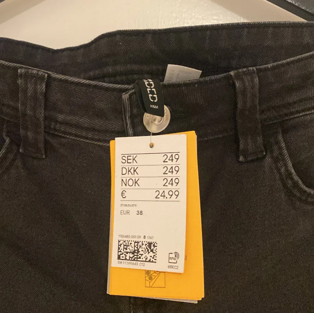 Slutsålda lågmidjade jeans fårn hm i storlek 38 passar 36. Helt nya . Jeans & Byxor.