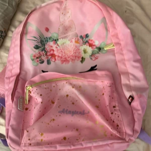 Ryggsäck  - Det ser lite smutsigt ut i bakgrunden men vi kommer tvätta den idag. Man kan ha den som en ryggsäck till skolan och flygplatsen och vart som helst