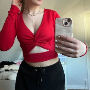 Röd tröja - Perfekt o ha på fest eller liknande, stretchigt material✨ Aldrig kommit till användning, bara testad