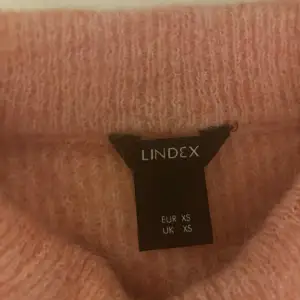 Jättefin stickad tröja från Lindex,säljer då den inte passar längre. Skriv för fler bilder vid intresse❤️