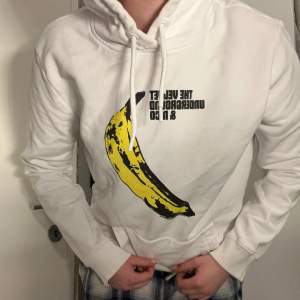 Vit jätteskön hoodie. Man kan ha den typ hemma eller lite var som. Skit cool med bananen på. Säljer då jag har en massa andra hoodies. Dm gärna🫶🍌