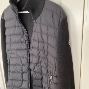 Moncler cardigan - Tja, säljer nu min riktigt schyssta moncler cardigan. Storlek M. Pris kan diskuteras vid snabb affär❕hör av er vid minsta lilla fundering 