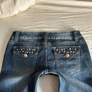 Vintage lågmidjade bootcut jeans som liknar Miss me jeans💓midja 39 innerben 84 jae 165