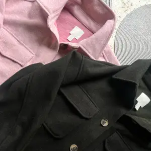 2 kappor från H&M, knappt använda Mörkgrön strl xs Rosa Strl S 180:- per jacka  Frakt tillkommer 