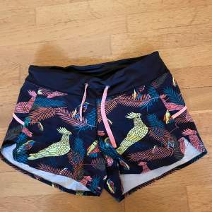 Färgglada träningsshorts som är supersköna att ha på sig. Perfekta att träna i för att känna sig bekväm. Aldrig använt, enbart testat en gång, därav superbra skick.