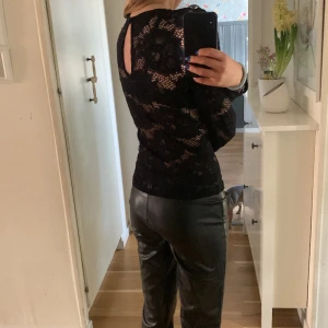 Svart spetströja - Långärmad spetströja från gina tricot i nyskick.  Stretchigt material. Otroligt trendig. 