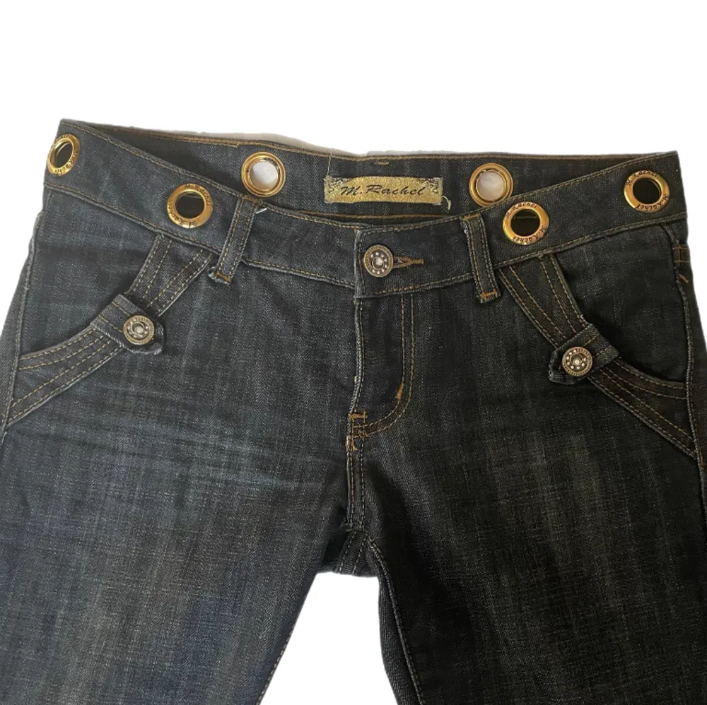 skitsnygga lågmidjade jeans för små för mig :,(  42 cm tvärs över midjan   skriv för mer mått elr bilder <3. Jeans & Byxor.