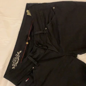 Tommy Helfiger Jeans - Hej! Säljer ett par lågmidjade Tommy helfiger jeans med en liten utsväbgd bootcut längst ner på jeansen, har inga bilder på eftersom de är för små och de är också anledningen till att jag säljer de ❤️😊
