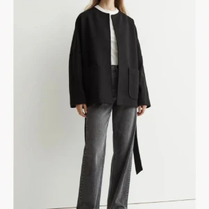 Kort kappa - Kappa från hm, jätte fin och stilren. I toppen skick och använd fåtal gånger.