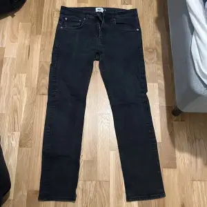 Svarta slimfit jeans från Lager 157. Använda några gånger men är fortfarande i princip nyskick. Säljes för att de aldrig används. W34 L32