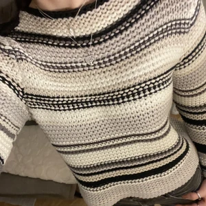 Stickad tröja - Jättefin stickad tröja i perfekt skick, känns och ser helt ny ut.🌸