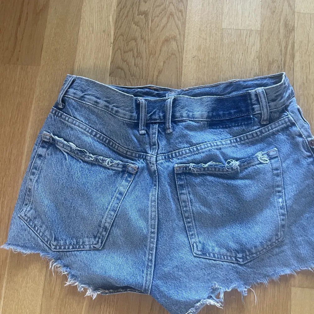 Säljer min blåa jeansshorts från Zara då de aldrig kommer till användning (lite mindre i storlek) 🩷 super snygga till sommaren! Skriv om fler frågor . Shorts.
