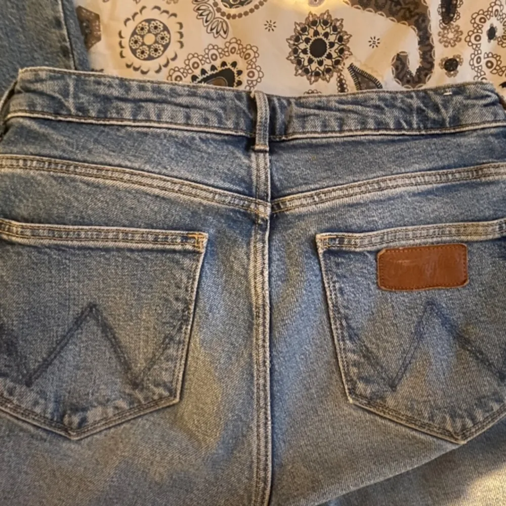 Säljer mina superfina Wrangel jeans då jag tyvärr tycker att dom är lite stora på mig! Dom är i jättefint skick då dom endast är använda fåtal gånger!💕 . Jeans & Byxor.