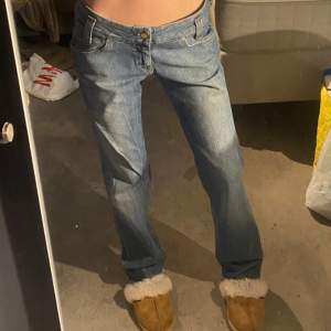 Supersnygga lågmidjade Lee jeans! Dom är köpta här på Plick, säljer vidare då de tyvärr va förstora på mig! Jätte fina jeans i toppenskick!
