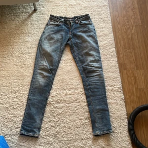 Nudie jeans  - Allt är bra förutom en liten slitning vid vänster byxa. Säg till om de behövs bild på det också. Annars toppen skick Kan även sys hur lätt som helst Nypris :1600