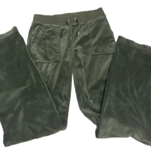 Juicy couture - Jätte fina juicy couture byxor! Helt nya och endast använda två gånger. Helt fläckfria och felfria. ❤️❤️Pris kan diskuteras ‼️