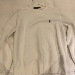 Vit Ralph Lauren Sweatshirt - Använd ca 6 gånger ingen skada eller smuts, hör av dig om du skulle ha fler frågot
