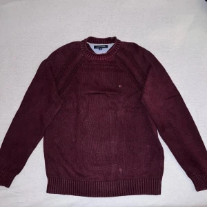 Tommy Hilfiger Tröja - Vinröd Tommy Hilfiger tröja. Det är använt skick på tröjan och det förekommer några märken. Skriv gärna vid funderingar och om fler bilder önskas! Prisförslag välkomnas FLER LIKNANDE PLAGG PÅ PROFILEN 57