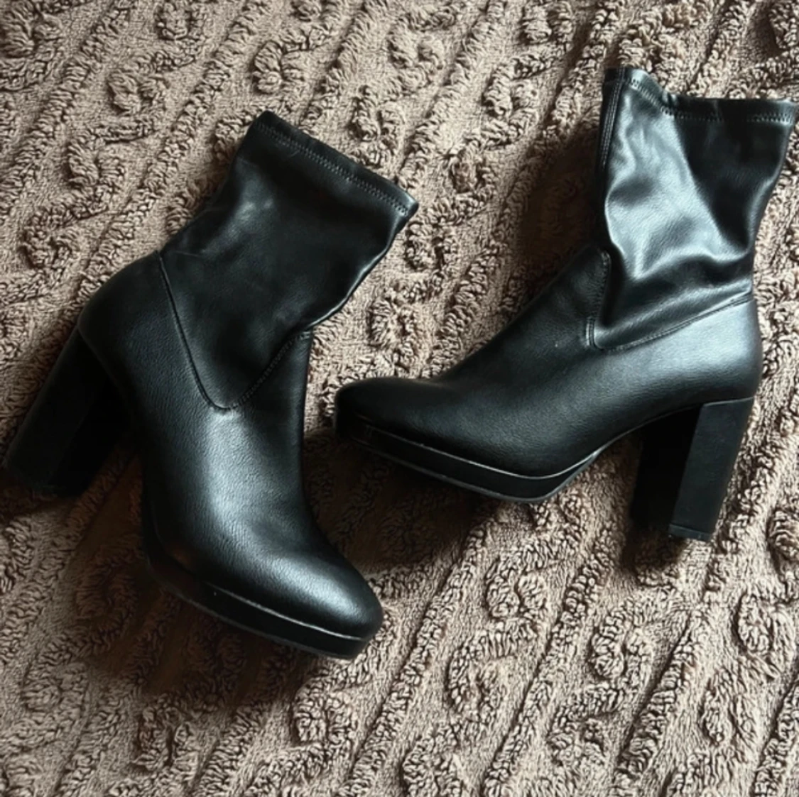 Svarta boots med högklack