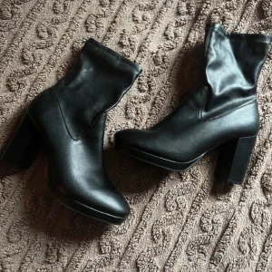 Svarta boots med högklack - Dessa snygga svarta klackar är aldrig använda, bara testade. Köpta för ca 600kr. 