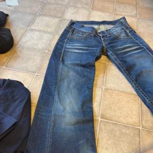 Jätte lågmidjade jeans från Replay med vida ben! skit snygg färg o snygg fit. Kontakta mig vid frågor, bilder kan skickas men de är lite stora på mig💗💗 Pris kan diskuteras!