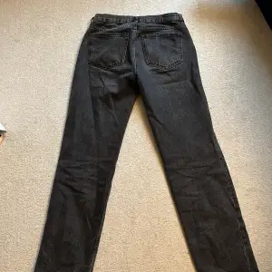 Så så coola jeans som tyvärr inte kommer till användning längre. Jag köpte dom för något år sedan för 499kr men dom är i utmärkt skick, inga defekter! De är rätt så baggy i formen❤️