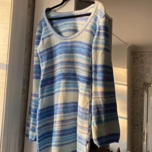 Stickad klänning - Trendig klänning med djup rygg, slutsåld från Nelly, helt oanvänd men har klippt av lappen!! Strl S  Nypris 700kr