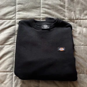 Dickies sweatshirt - Köpt på Carlings i Stockholm, nypris 500kr, säljer för 300kr.   Köpt på herravdelningen och är storlek Small. Superbra skick och använd fåtal gånger, tjockt material, väldigt skön! 
