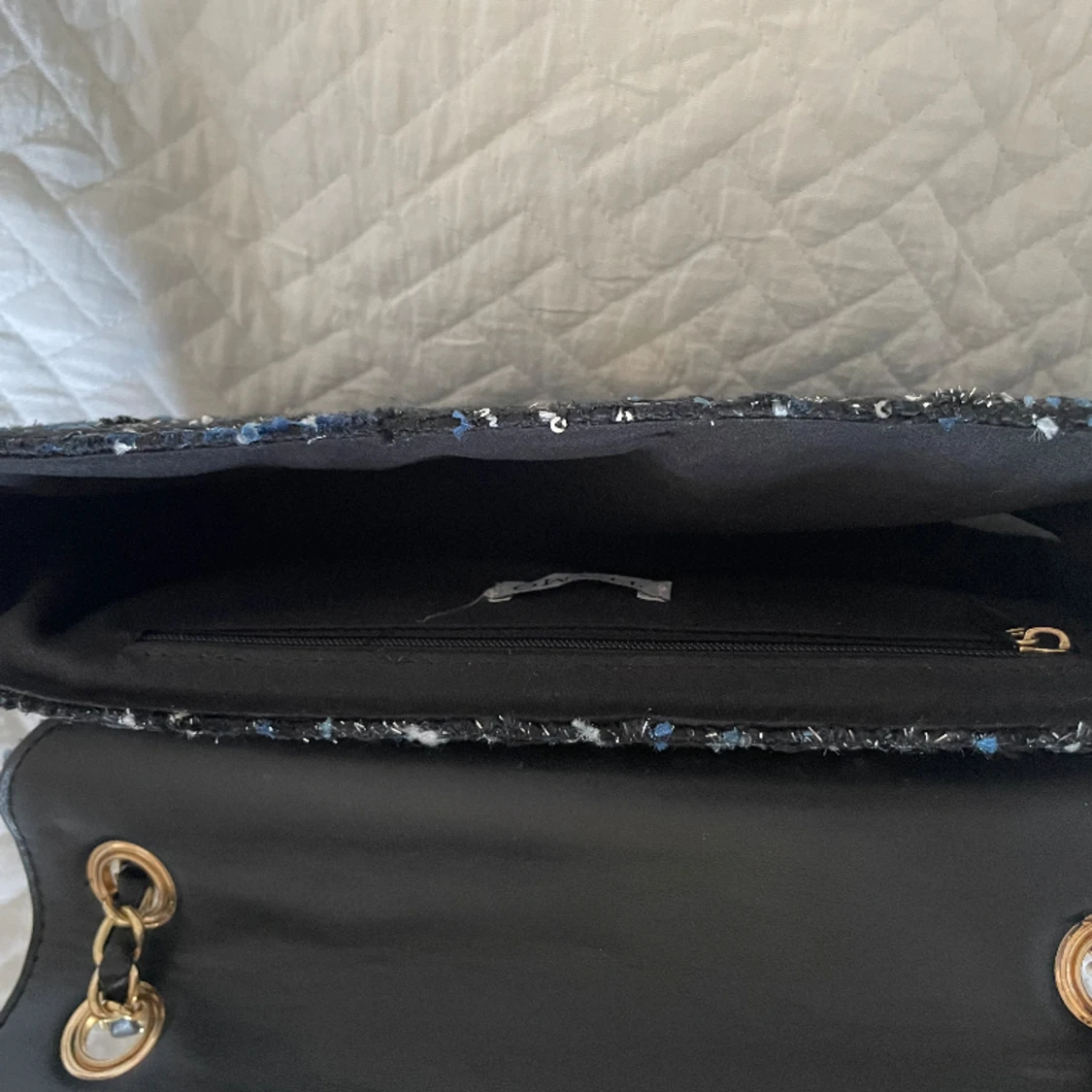 Skitsnygg axelremsväska med glitter detaljer  - 91