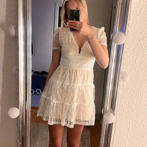 Studentklänning  - Så fin och elegant studentklänning i otroligt fint skick som jag längre inte ska ha. Nästan identiskt lik revolve klänning. Storlek M men sitter bra på mig  som vanligtvis brukar ha S 💌