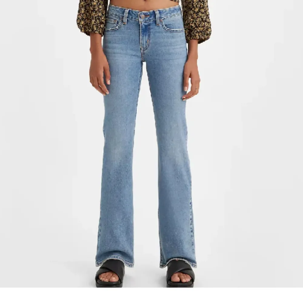 Säljer dessa Levis jeansen i modellen superlow bootcut som köptes för ca 5 månader sedan för 900kr ❤️I jättefint skick, skriv privat för fler bilder❤️. Jeans & Byxor.