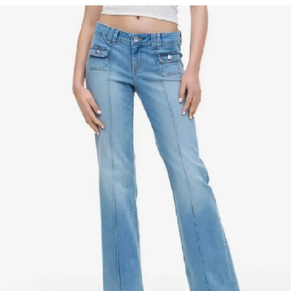 Mina jätte snygga jeans från hm ❤️❤️ jätte bra skick, skriv för frågor eller prisförslag . Jeans & Byxor.