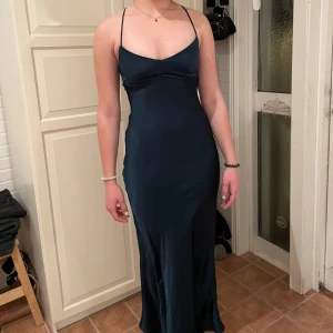 Safirgrön klänning - Så snygg safirgrön satin bal/långklänning som är oanvänd med lappar kvar. Jätte bekväm och sitter superfint❤️Säljer pågrund av att jag råkade beställa 2. 