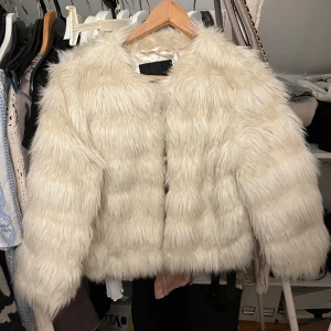 pälsjacka - ljus croppad pälsjacka med kortare ärmar som fint visar smyckena, perfekt över en festtopp! 💖tryck gärna köp nu!💖