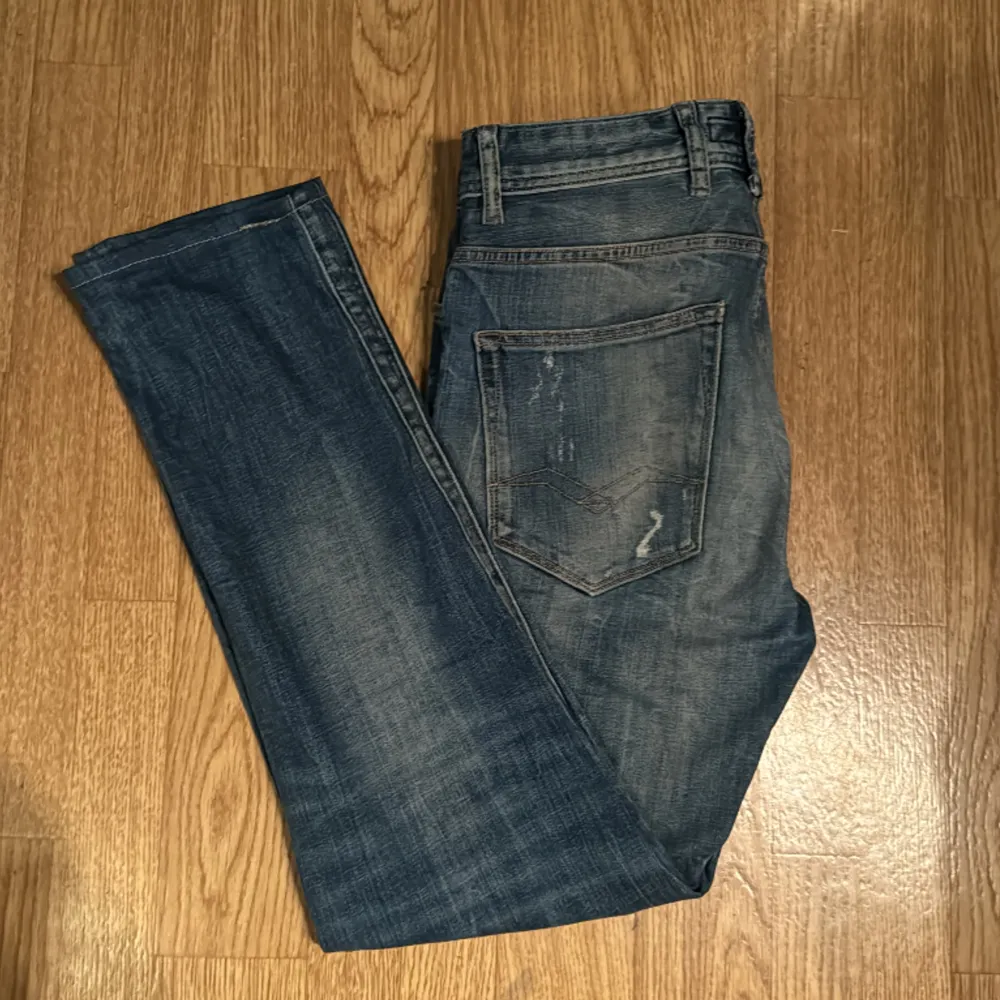 Säljer dessa Replay jeans med sjukt snygga slitningar | Fint skick, snygga slitningar på hela byxan | Storlek 30/32, passar även dig med 31/32 | Modellen på bilden är 180cm och väger 70kg | Hör av er vid funderingar 🤝🏼. Jeans & Byxor.