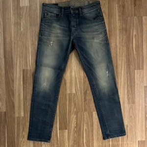 DIESEL JEANS 32 - Oanvända Diesel THOMMER Jeans  Storlek: W 32, L 30 Mått: Längd: 100cm Midja: 32 (43cm) Lår/ben: 20cm Öppning: 7cm  Tar bud,  Besvarar frågor i dm 😵‍💫