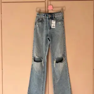 Helt nya jeans från stradivarius modell wide leg med hål. Stl xxs/32. Innerbenslängd mäter 80cm och midjan 62. Lite sora i storleken. 