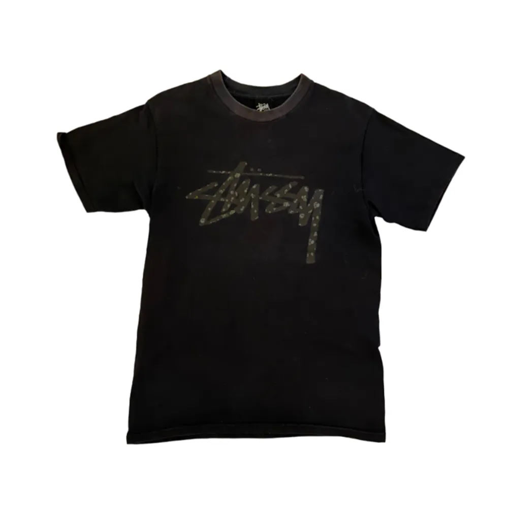 Tja! Säljer denna sjukt snygga stussy t-shirten för att den e för liten, tröjan är använd men har definitivt liv, lite solblekt vid kragen annars bra skick. Från 2000s. Hoppas du vill köpa!. T-shirts.