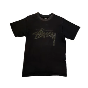 Stussy t-shirt - Tja! Säljer denna sjukt snygga stussy t-shirten för att den e för liten, tröjan är använd men har definitivt liv, lite solblekt vid kragen annars bra skick. Från 2000s. Hoppas du vill köpa!