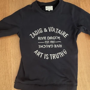 Zadig tröja - Zadig & voltaire navy collegetröja unisex. Liten för mig i axlar och längden, är 171 cm lång och bredaxlad. Raw edges på ärmar och midjeribb. Fint skick 8/10. Nypris: 2700kr.