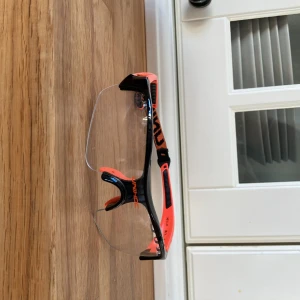 Innebandy Glasögon  - Barn innebandyglasögon, köpte dom när jag var liten men använde bara någon gång. Så de är gamla men i Nytt skick. 250kr nypris