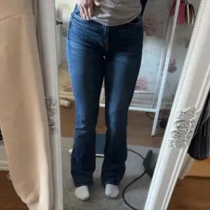 Snygga bootcut jeans ifrån zara i en superfin blå färg som börjar bli för små för mig💓storlek 32